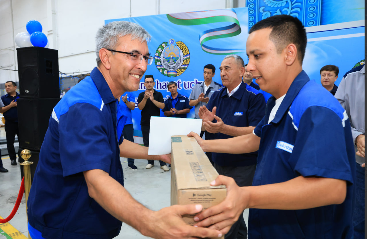 UZAUTO MOTORS’DA BAYRAM MUNOSABATI BILAN BIR QATOR XODIMLAR TAQDIRLANDI